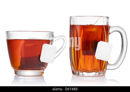 Due tazze di tè isolato su bianco con le etichette vuote e delle bustine di tè Foto Stock