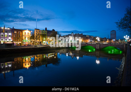 Orizzontale vista a valle dell'O'Connell Bridge o Droichead Uí Chonaill attraversando il fiume Liffey a Dublino di notte. Foto Stock