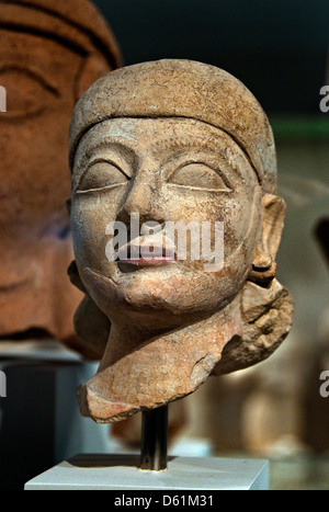 Testa in terracotta di una donna femmina Cypro-Archaic II VI secolo A.C. 20,5 cm Cipro Grecia greco cipriote Foto Stock