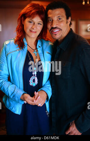 Noi superstar Lionel Richie e tedesco cantante pop Andrea Berg posano per una foto di Berlino, Germania, 26 aprile 2012. Richie e Berg sono andando a cantare un duetto durante il ZDF show televisivo "Benvenuti chez Carmen Nebel' il 28 aprile 2012. Foto: HANNIBAL HANSCHKE Foto Stock