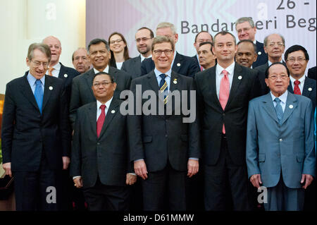 Il Ministro degli esteri tedesco Guido Westerwelle (C) pone con tutti i membri della UE e ASEAN riunione dei ministri degli esteri in Bandar Seri Begawan, Brunei, 27 aprile 2012. Westwelle la presenza alla riunione indicano che la Germania sostiene i processi di democratizzazione nel Sud Est Asiatico. Foto: Sebastian Kahnert Foto Stock