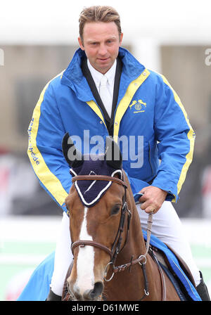 Il francese Victor della international timed show jumping concorrenza Olivier Guillon corse il giro d'onore su 'Pomme du Valon' durante il cavallo sogni & eventi equestri in Hagen Am Teutoburger Wald, Germania, 27 aprile 2012. Foto: FRISO GENTSCH Foto Stock