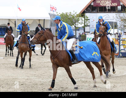 Il francese Victor della international timed show jumping concorrenza Olivier Guillon corse il giro d'onore su 'Pomme du Valon' durante il cavallo sogni & eventi equestri in Hagen Am Teutoburger Wald, Germania, 27 aprile 2012. Foto: FRISO GENTSCH Foto Stock