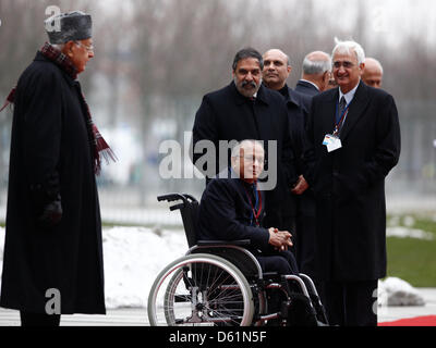 Berlino, 11 aprile 2013. Saluto del Primo Ministro indiano Manmohan Singh con gli onori militari dal Cancelliere tedesco Angela Merkel nel cortile principale della Cancelleria federale a Berlino. Foto Stock