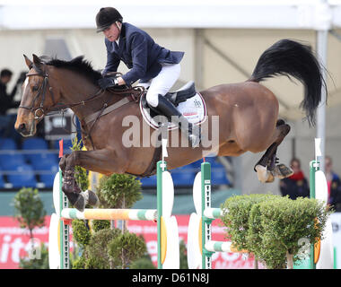 Visualizza il ponticello John Whitaker dalla Gran Bretagna corse su 'H&M Cisco' a cavallo sogni & eventi equestri in Hagen Am Teutoburger Wald, Germania, 27 aprile 2012. Foto: FRISO GENTSCH Foto Stock