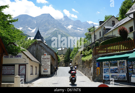 Villaggio di montagna Gavarnie nei Pirenei Foto Stock