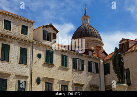 Statua di Ivan Gundulic in Gunduliceva Poljana square, la vecchia città di Dubrovnik, Sito Patrimonio Mondiale dell'UNESCO, Croazia, Europa Foto Stock