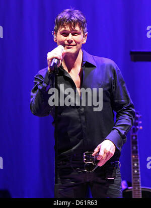 Cantante norvegese Morten Harket esegue la prima tappa del suo tour ad Amburgo, Germania, 29 aprile 2012. Il tour, intitolato " La voce di un-ha", andrà anche a Monaco di Baviera, Francoforte e Berlino. Foto: Ulrich Perrey Foto Stock