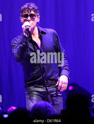 Cantante norvegese Morten Harket esegue la prima tappa del suo tour ad Amburgo, Germania, 29 aprile 2012. Il tour, intitolato " La voce di un-ha", andrà anche a Monaco di Baviera, Francoforte e Berlino. Foto: Ulrich Perrey Foto Stock