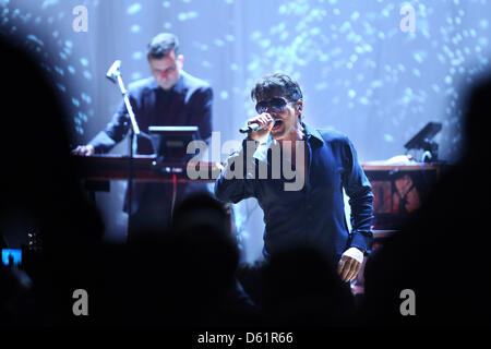 Cantante norvegese Morten Harket esegue la prima tappa del suo tour ad Amburgo, Germania, 29 aprile 2012. Il tour, intitolato " La voce di un-ha", andrà anche a Monaco di Baviera, Francoforte e Berlino. Foto: Ulrich Perrey Foto Stock