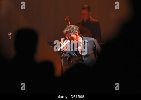 Cantante norvegese Morten Harket esegue la prima tappa del suo tour ad Amburgo, Germania, 29 aprile 2012. Il tour, intitolato " La voce di un-ha", andrà anche a Monaco di Baviera, Francoforte e Berlino. Foto: Ulrich Perrey Foto Stock