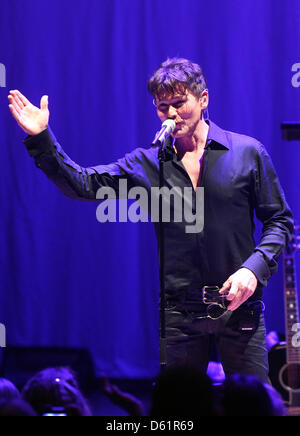 Cantante norvegese Morten Harket esegue la prima tappa del suo tour ad Amburgo, Germania, 29 aprile 2012. Il tour, intitolato " La voce di un-ha", andrà anche a Monaco di Baviera, Francoforte e Berlino. Foto: Ulrich Perrey Foto Stock