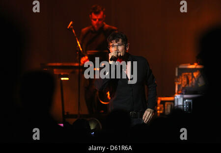 Cantante norvegese Morten Harket esegue la prima tappa del suo tour ad Amburgo, Germania, 29 aprile 2012. Il tour, intitolato " La voce di un-ha", andrà anche a Monaco di Baviera, Francoforte e Berlino. Foto: Ulrich Perrey Foto Stock