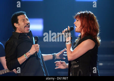 Noi cantante soul Lionel Richie e cantante tedesca Andrea Berg eseguire sul palco durante il tedesco TV show "Willkommen bei Carmen Nebel' a Esperantohalle a Fulda, Germania, 28 aprile 2012. Foto: Bodo Schackow Foto Stock