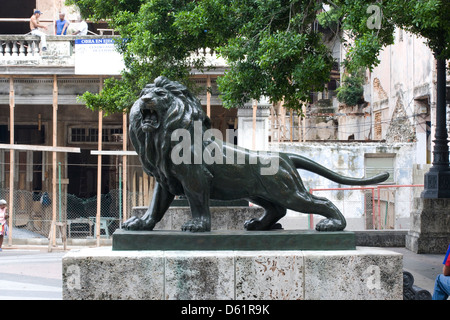 L'Avana: Paseo de Marti / leoni di bronzo Foto Stock