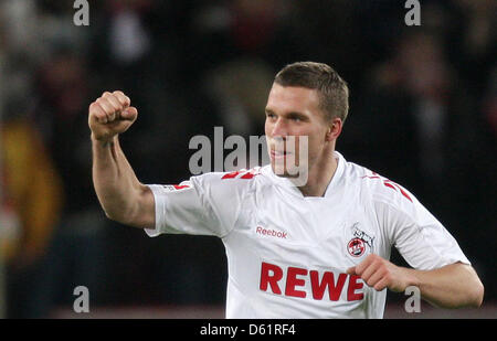 (File) - Un file di dpa foto datata 10 dicembre 2011 mostra Cologne attaccante Lukas Podolski celebra il suo obiettivo 4-0 in Bundesliga match 1. FC Colonia rispetto a SC Freiburg a Colonia, in Germania. Il 30 aprile 2012 Podolski ha annunciato che verrà riprodotto per Londra l'Arsenal nella stagione 2012-13. Foto: ROLF VENNENBERND Foto Stock