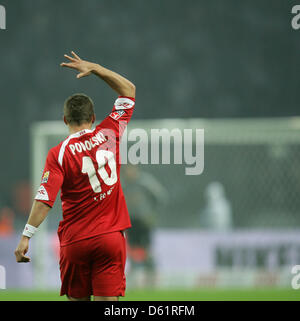 (File) - Un file di dpa foto datata 08 novembre 2011 mostra Cologne attaccante Lukas Podolski agitando le braccia durante la Bundesliga match 1. FC Colonia versus Hertha Berlino a Berlino, Germania. Il 30 aprile 2012 Podolski ha annunciato che verrà riprodotto per Londra l'Arsenal nella stagione 2012-13. Foto: Jens Wolf Foto Stock