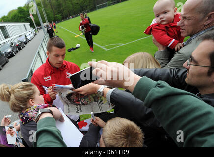 La colonia Lukas Podolski firma autografi dopo una sessione di formazione di colonia FC a Colonia, Germania, 01 maggio 2012. Lukas Podolski lascerà la colonia per la Premier League inglese Arsenal laterale all'inizio della prossima stagione: Foto: HENNING KAISER Foto Stock