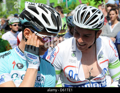 Tony Martin (L) del team Omega Pharma-Quick passo parla di John Degenkolb del team Argos-Shimano prima dell'inizio del 'intorno al mozzo delle finanze Eschborn-Frankfurr' Bicycle Race a Eschborn, Germania, 01 maggio 2012. La corsa in bicicletta attraverso la montuosa Taunus regione avviene il cinquantunesimo tempo. Foto: ARNE DEDERT Foto Stock