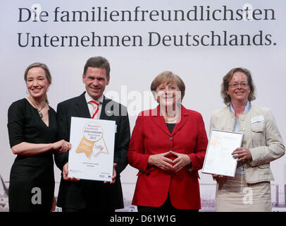 In tedesco il Ministro della famiglia Kristina Schroeder (L) e il Cancelliere tedesco Angela Merkel (2-R) premiato il vincitore assoluto nella categoria delle grandi società, Robert Bosch GmbH, managing director Christoph Kuebel (2-L) e Heidi Stock (R), direttore del progetto per le pari opportunità durante il premio per la famiglia amichevole le aziende a Berlino, Germania, 02 maggio 2012. Le aziende si distinguono per il paradigma Foto Stock