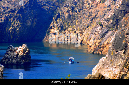 Imbarcazione turistica andando nelle rocce di marmo Gorge, sul fiume Narmada, Bhedaghat, Jabalpur, Madhya Pradesh, India, Asia Foto Stock