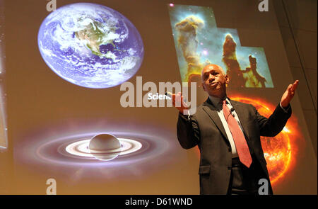 Amministratore della NASA Charles Bolden parla agli studenti al Audimax della Technische Universität di Berlino (TU Berlin) di Berlino, Germania, 03 maggio 2012. Foto: WOLFGANG KUMM Foto Stock