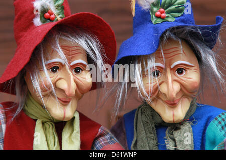 Strega bambole sono venduti come souvenir in Thale, Germania, 13 aprile 2012. La sera di Valpurga è una tradizionale festa della primavera del 30 aprile che coinvolgono le raffigurazioni delle streghe e diavoli. Quasi ogni città nella regione di Harz ha proprio la sera di Valpurga celebrazione nella notte dal 30 aprile al 01 maggio. Foto: Matthias Bein Foto Stock