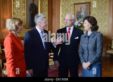 König Carl XVI. Gustaf (2.v.r.) und Königin Silvia von Schweden (r) empfangen Bundespräsident Joachim Gauck und seine Lebensgefährtin Daniela Schadt am Freitag (04.05.2012) a Stoccolma (Schweden). Gauck ist zu einem eintägigen Besuch in Schweden. Foto: Rainer Jensen dpa/lbn +++(c) dpa - Bildfunk+++ Foto Stock