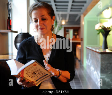 Patricia Schultz, best seller di '1.000 luoghi da vedere prima di morire", si trova in un hotel ad Amburgo, Germania, 04 maggio 2012. Il New York scrittore ha visitato quasi 200 posti in tutto il mondo a scrivere il libro che è stato tradotto in 25 lingue e ha venduto più di 3 milioni di copie. Foto: DANIEL REINHARDT Foto Stock