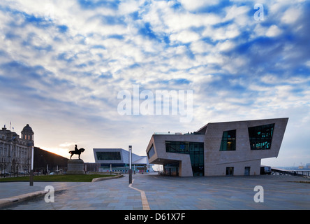 La nuova testa di molo di attracco dei traghetti, fiume Mersey, con il nuovo Museo di Liverpool e la statua del re Edward VII in B/G, Liverpool, Merseyside England Foto Stock