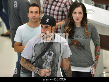 I membri dei Backstreet Boys Alexander James (AJ) Mclean (C) e di Howie Dorough (L) a piedi con McLean's moglie Karidis Rochelle attraverso il Museo della Porsche a Stoccarda, Germania, 04 maggio 2012. I Backstreet Boys cantanti hanno visitato il Museo Porsche prima della data di inizio del loro tour di Stoccarda. Foto: 05 maggio 2012. Foto: Jan-Philipp Strobel Foto Stock