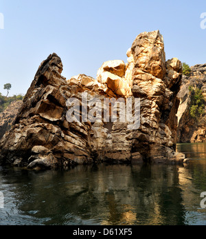 Il fiume Narmada scorre attraverso un canyon o gola di rocce di marmo in Bhedaghat nel distretto di Jabalpur indiana di Madhya Pradesh Foto Stock