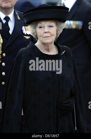 La regina Beatrice assiste una ghirlanda recante cerimonia al monumento su de Dam al Memoriale della Seconda guerra mondiale ad Amsterdam in Olanda, 04 maggio 2012. Foto: Albert Nieboer / Paesi Bassi fuori Foto Stock