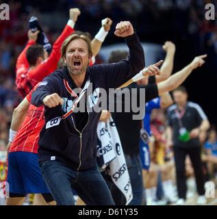 Amburgo è capo allenatore Martin Schwalb è raffigurato in disparte durante il DHB Cup finale pallamano match tra HSV Amburgo e THW Kiel presso l'O2-World di Amburgo, Germania, 05 maggio 2012. Foto: Jens WOLF Foto Stock