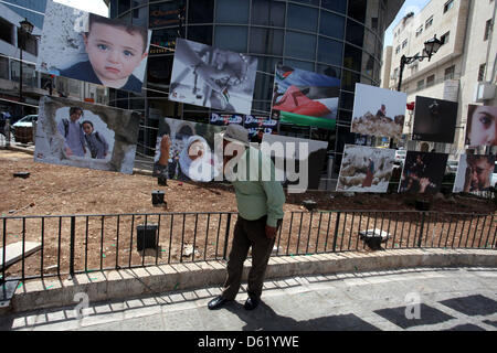 Aprile 11, 2013 - Ramallah, West Bank, Territorio palestinese - fotografo palestinese Areen Rrinawi apre la sua mostra intitolata ''my identity'', in Cisgiordania città di Ramallah in apr. 11, 2013 (credito Immagine: © Issam Rimawi APA/images/ZUMAPRESS.com) Foto Stock