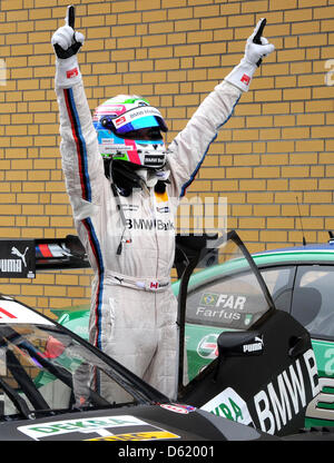 Canadian racing driver Bruno Sprengler (BMW) celebra la sua vittoria della seconda corsa del DTM (Campionato tedesco delle vetture da turismo) al Lausitzring in Klettwitz, Germania, 06 maggio 2012. È la prima vittoria per la BMW in vent'anni. Foto: BERND SETTNIK Foto Stock