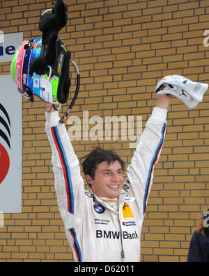 Canadian racing driver Bruno Sprengler (BMW) celebra la sua vittoria della seconda corsa del DTM (Campionato tedesco delle vetture da turismo) al Lausitzring in Klettwitz, Germania, 06 maggio 2012. È la prima vittoria per la BMW in vent'anni. Foto: BERND SETTNIK Foto Stock