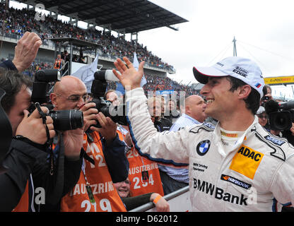 Canadian racing driver Bruno Sprengler (BMW) celebra la sua vittoria della seconda corsa del DTM (Campionato tedesco delle vetture da turismo) al Lausitzring in Klettwitz, Germania, 06 maggio 2012. È la prima vittoria per la BMW in vent'anni. Foto: BERND SETTNIK Foto Stock