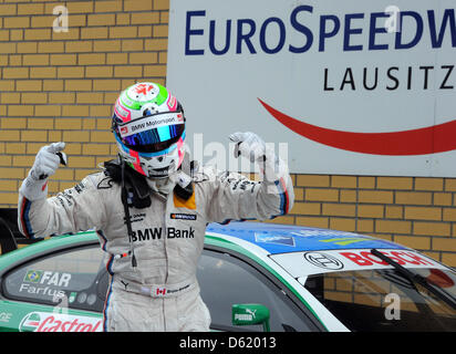 Canadian racing driver Bruno Sprengler (BMW) celebra la sua vittoria della seconda corsa del DTM (Campionato tedesco delle vetture da turismo) al Lausitzring in Klettwitz, Germania, 06 maggio 2012. È la prima vittoria per la BMW in vent'anni. Foto: BERND SETTNIK Foto Stock