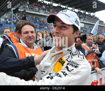 Canadian racing driver Bruno Sprengler (BMW) celebra la sua vittoria della seconda corsa del DTM (Campionato tedesco delle vetture da turismo) al Lausitzring in Klettwitz, Germania, 06 maggio 2012. È la prima vittoria per la BMW in vent'anni. Foto: BERND SETTNIK Foto Stock