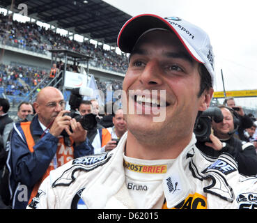 Canadian racing driver Bruno Sprengler (BMW) celebra la sua vittoria della seconda corsa del DTM (Campionato tedesco delle vetture da turismo) al Lausitzring in Klettwitz, Germania, 06 maggio 2012. È la prima vittoria per la BMW in vent'anni. Foto: BERND SETTNIK Foto Stock