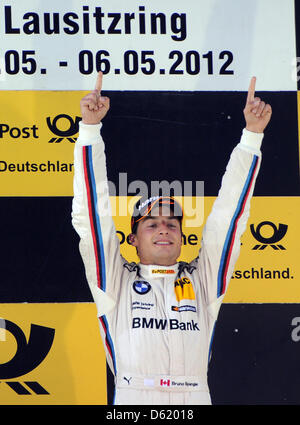 Canadian racing driver Bruno Sprengler (BMW) celebra la sua vittoria della seconda corsa del DTM (Campionato tedesco delle vetture da turismo) al Lausitzring in Klettwitz, Germania, 06 maggio 2012. È la prima vittoria per la BMW in vent'anni. Foto: BERND SETTNIK Foto Stock