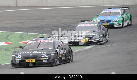 Canadian racing driver Bruno Sprengler (BMW) comanda davanti a Gary Paffett dall'Inghilterra (AMG-Mercedes) e Augusto Farfus dal Brasile (BMW) durante la seconda esecuzione del DTM (Campionato tedesco delle vetture da turismo) al Lausitzring in Klettwitz, Germania, 06 maggio 2012. Foto: BERND SETTNIK Foto Stock