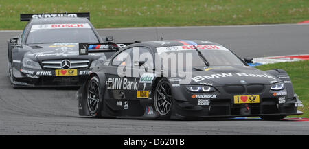 Canadian racing driver Bruno Sprengler (BMW) comanda davanti a Gary Paffett dall'Inghilterra (AMG-Mercedes) durante la seconda esecuzione del DTM (Campionato tedesco delle vetture da turismo) al Lausitzring in Klettwitz, Germania, 06 maggio 2012. Foto: BERND SETTNIK Foto Stock