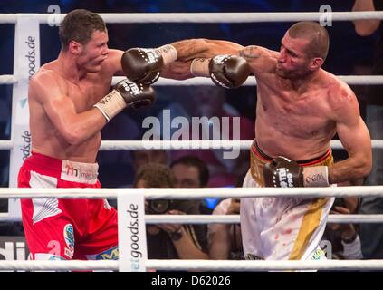 Il tedesco boxer professionale Robert Stieglitz (L) e Nader Hamdan dall Australia lotta per la WBO super middleweight titolo del Campionato del Mondo a Erfurt, Germania, 06 maggio 2012. La lotta si è conclusa indecisi dopo 12 giri. Stieglitz ha vinto su punti e rimane campione del mondo. Foto: Michael Reichel Foto Stock