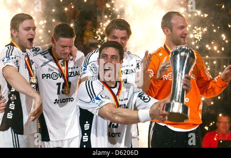 Kiel il capitano Marcus Ahlm (prima fila) festeggia con teamates Aron Palmarsson (BANCATA POSTERIORE, L-R), Tobias Reichmann, Christian Sprenger e Thierry Omeyer dopo la finale della Coppa del Deutscher Handballbund tra THW Kiel e SG Flensburg-Handewitt all'O2 Arena di Amburgo, Germania, 06 maggio 2012. Kiel ha vinto il Deutscher Handballbund Cup per il 8° tempo. Kiel ha difeso il cup sconfiggendo Flensburg 33-31. Foto: Jens WOL Foto Stock