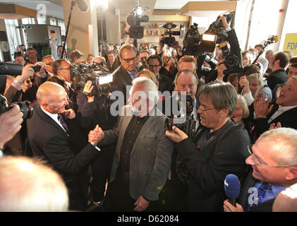 Wolfgang Kubicki (FDP) saluta i suoi compagni di partito dopo l annuncio del primo estrapolazioni dei risultati delle elezioni statali in Schleswig-Holstein in Kiel, Germania, 06 maggio 2012. Più di 2,2 milioni di elettori erano chiamati a eleggere un nuovo parlamento di stato. Foto: ULRICH PERREY Foto Stock