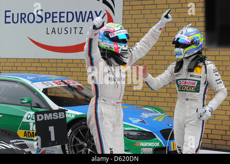 Canadian racing driver Bruno Sprengler (L, BMW) cheers con il terzo posto il brasiliano pilota della Bmw Augusto Farfus dopo aver vinto la seconda esecuzione del DTM (Campionato tedesco delle vetture da turismo) al Lausitzring in Klettwitz, Germania, 06 maggio 2012. Foto: BERND SETTNIK Foto Stock