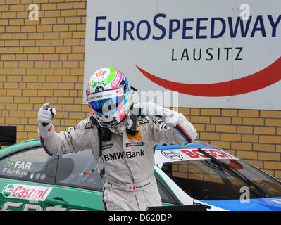 Canadian racing driver Bruno Sprengler (BMW) cheers dopo aver vinto la seconda esecuzione del DTM (Campionato tedesco delle vetture da turismo) al Lausitzring in Klettwitz, Germania, 06 maggio 2012. Foto: BERND SETTNIK Foto Stock