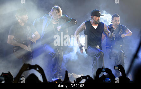 Cantanti Nick Carter (L-R), Brian Littrell, Alexander James (AJ) McLean e Howie Dorough della banda NKOTBSB eseguire sul palco durante il loro tour in Germania alla O2 World di Berlino, Germania, 07 maggio 2012. Il NKOTBSB Tour è un co-tour del rivestimento del padiglione tra American boy band New Kids on the Block e i Backstreet Boys. Foto: Britta Pedersen Foto Stock